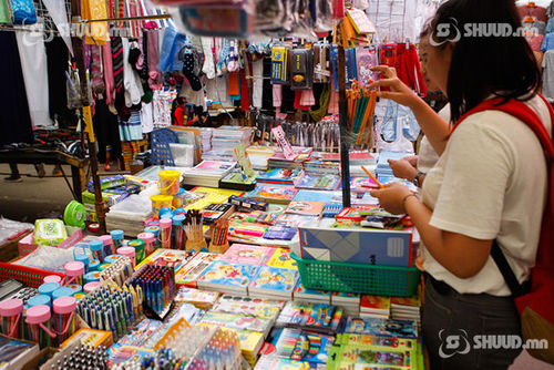 Автомашингүй гудамжинд хичээлийн хэрэгслийн үзэсгэлэн худалдаа зохион байгуулж байна